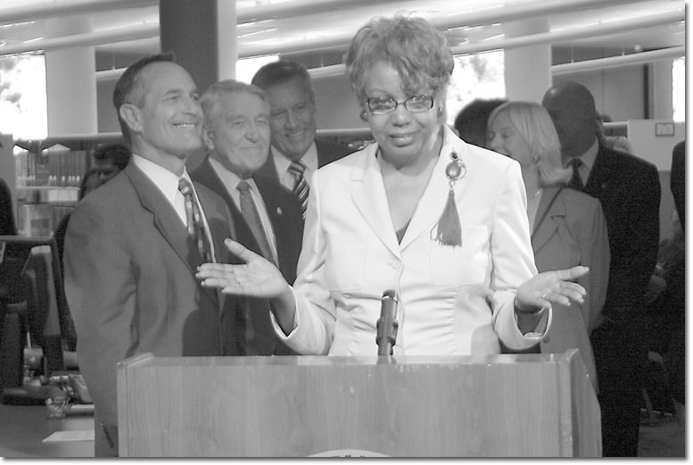 Audre Levy welcomes the college community to the SB 361 press conference while state Education Sec. Alan Bersin, Sen. Jack Scott and Chancellor Mark Drummond (L-R) look on.