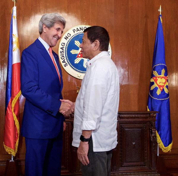 MEETING: US Secretary of State John Kerry shakes hand with Philippine President Rodrigo Duterte at the Malacañang Palace.