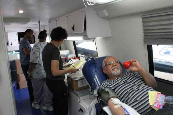 Hamid Valivand gives blood