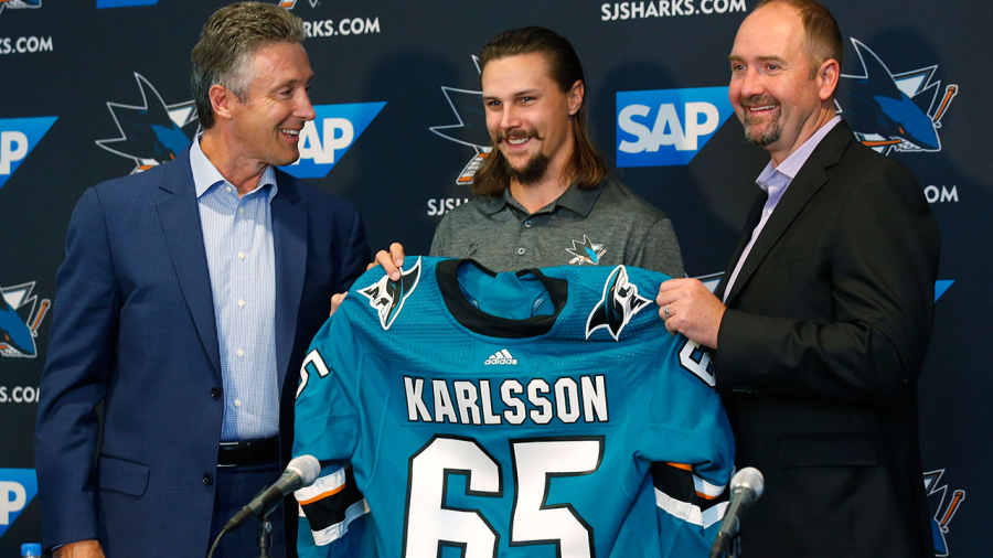 Karlsson+poses+with+his+jersey.
