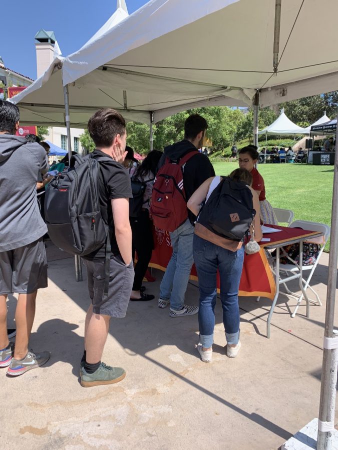 CHASING GOALS: Students who aspire to transfer to USC line up at the GCC Transfer Fair, Sept. 11.